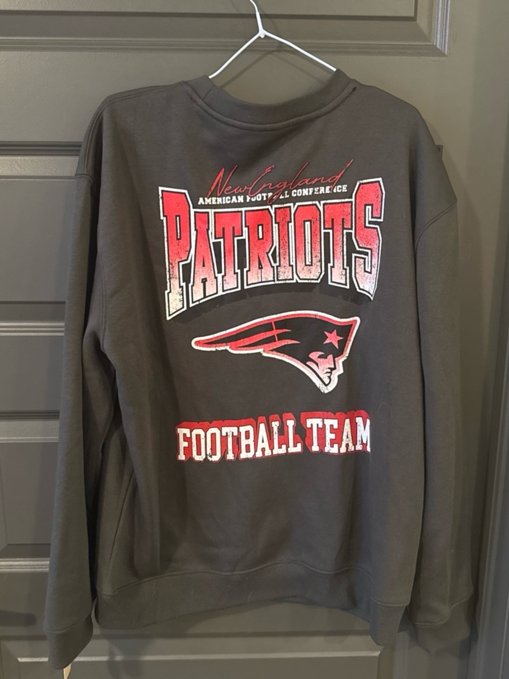 Ultra Game NFL New England Patriots Distressed Crewneck Sweatshirt Large